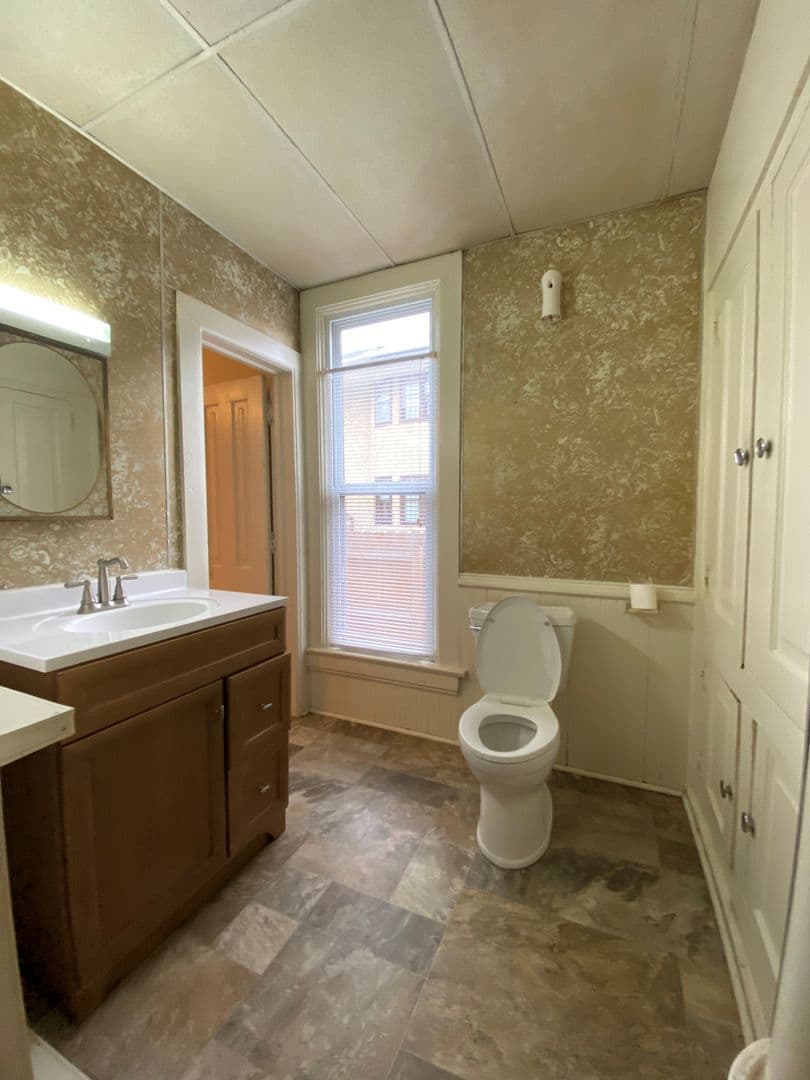 Goshen Apartment: 118 S. 6th Street