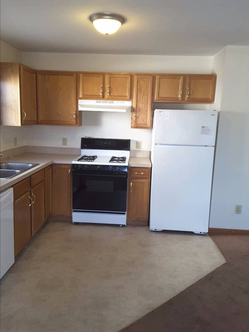 Nappanee Apartment: 215 Stonewall Court