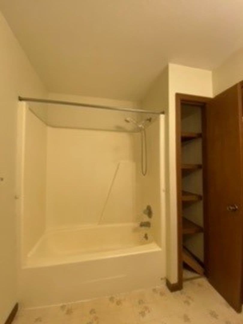 Nappanee Apartment: 202 Stonewall Court
