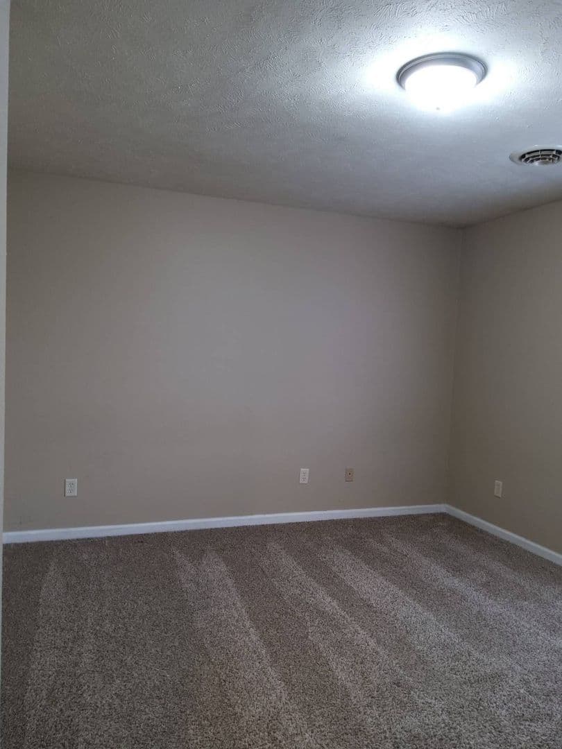 Middlebury Apartment: 818 Antler Dr