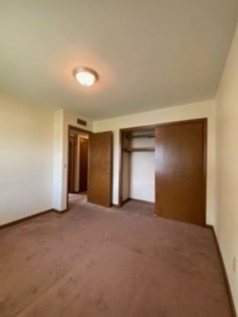 Nappanee Apartment: 202 Stonewall Court