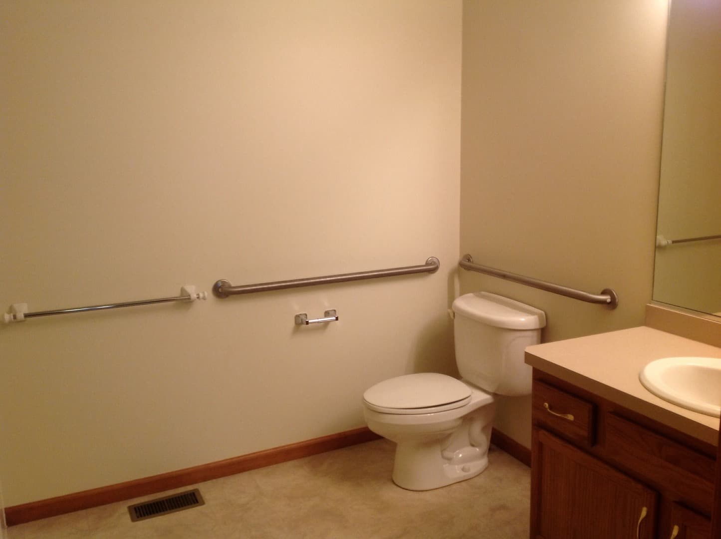 Nappanee Apartment: 215 Stonewall Court