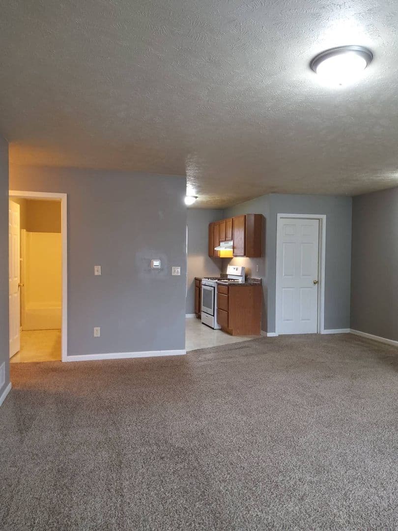 Middlebury Apartment: 818 Antler Dr