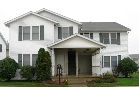 Nappanee Apartment: 215 Stonewall Court