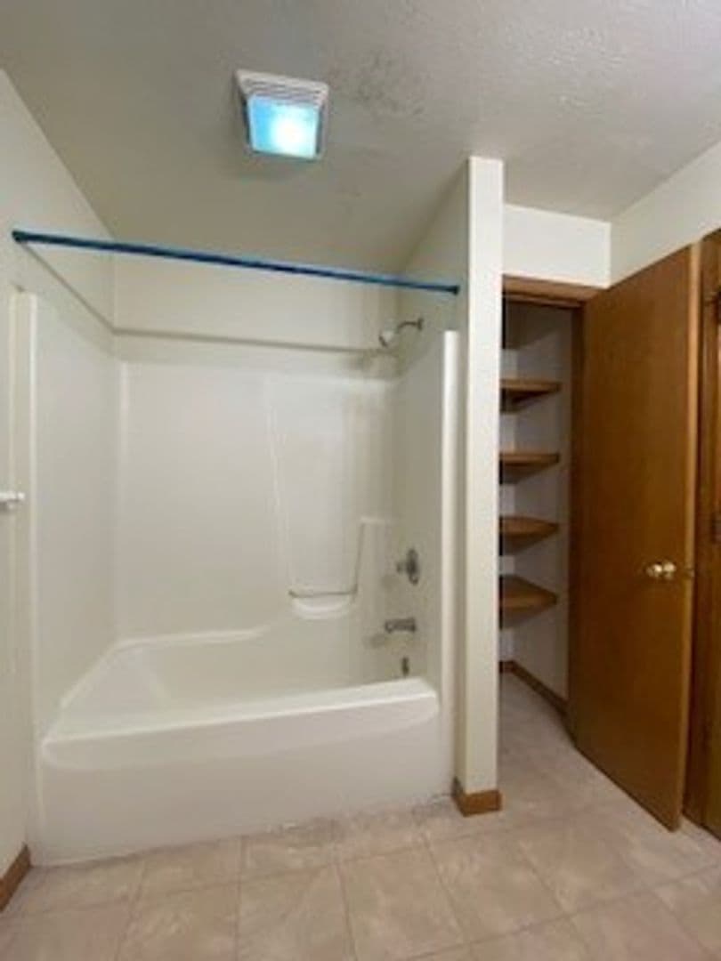 Nappanee Apartment: 212 Stonewall Court