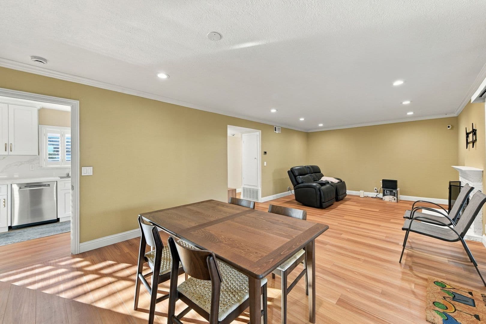 Sunnyvale House: 843 Azure St