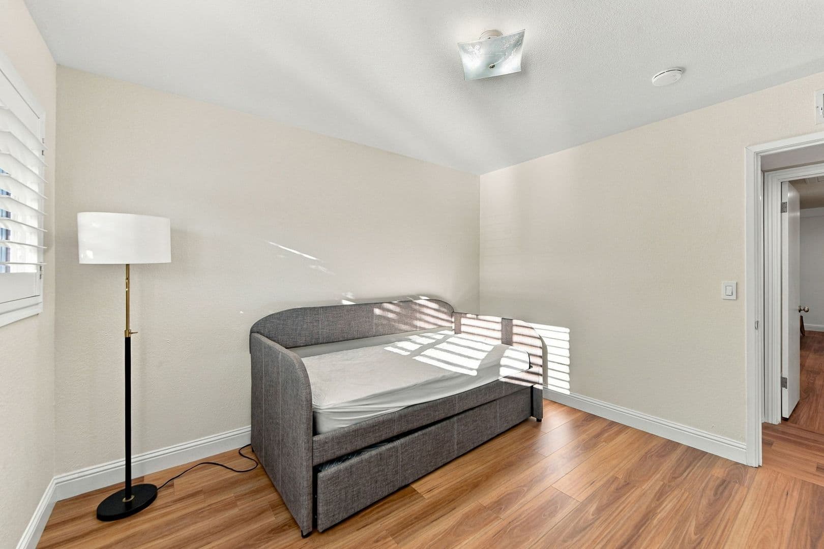 Sunnyvale House: 843 Azure St
