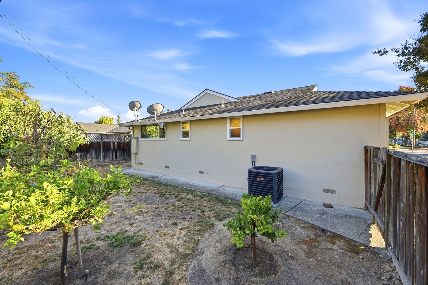 Sunnyvale House: 843 Azure St