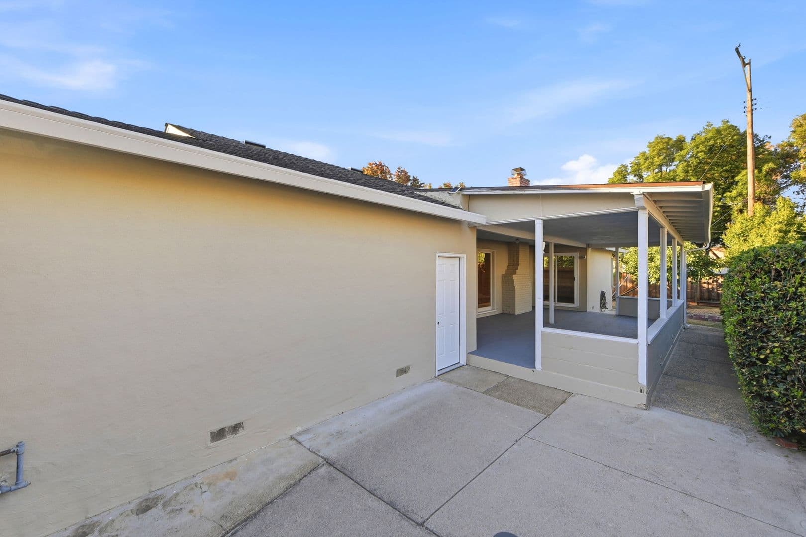 Sunnyvale House: 843 Azure St
