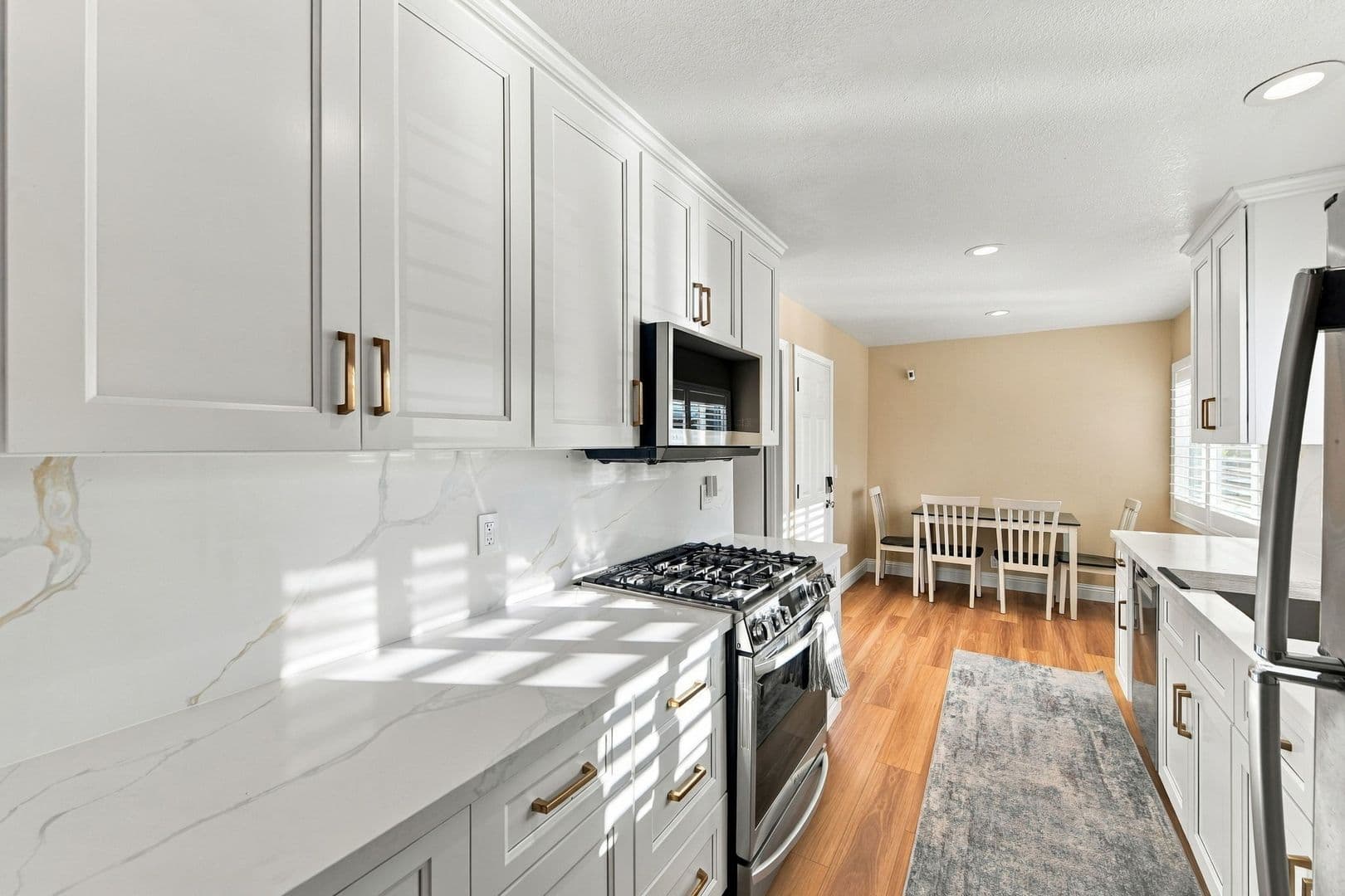 Sunnyvale House: 843 Azure St