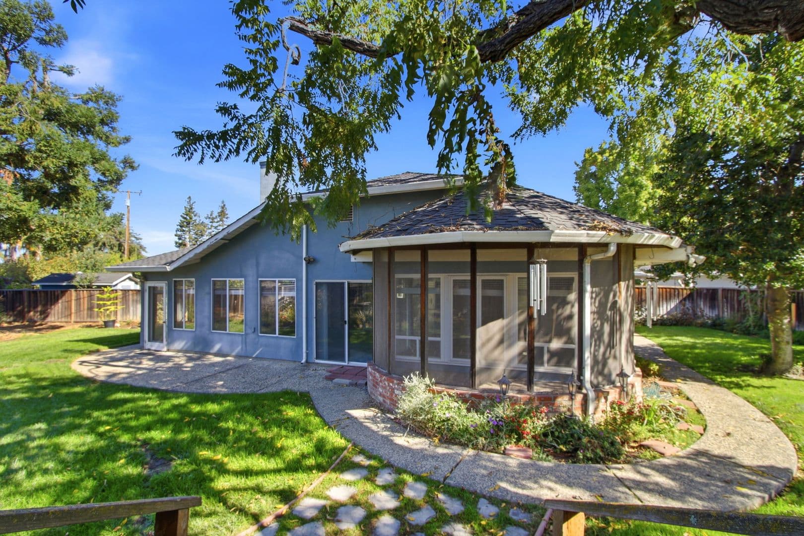 Santa Clara House: 160 Kit Carson Ct