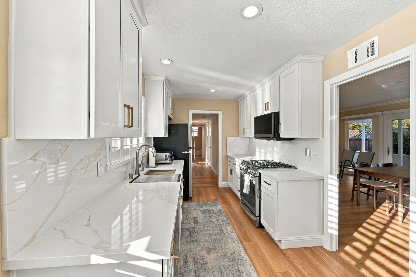 Sunnyvale House: 843 Azure St
