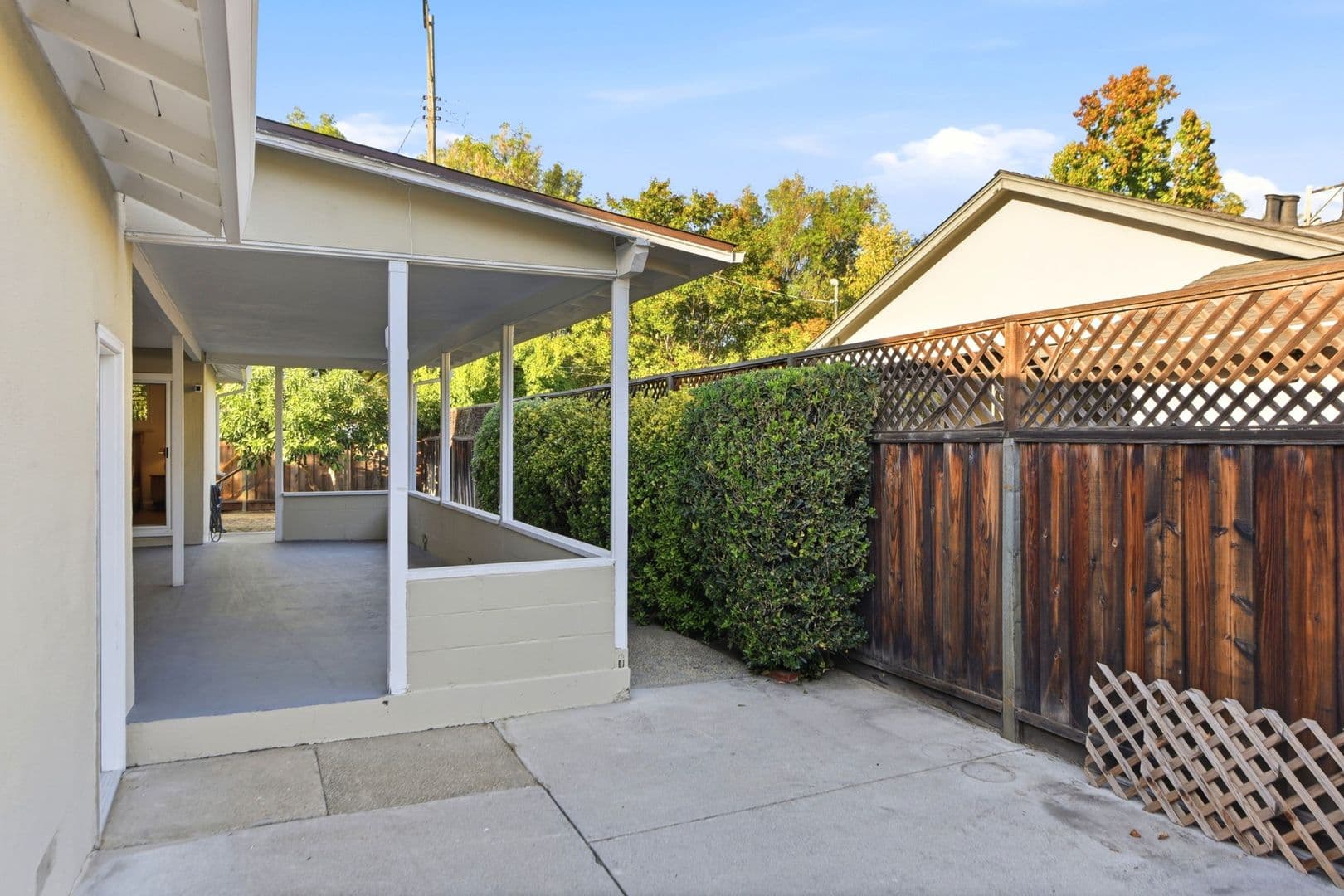 Sunnyvale House: 843 Azure St