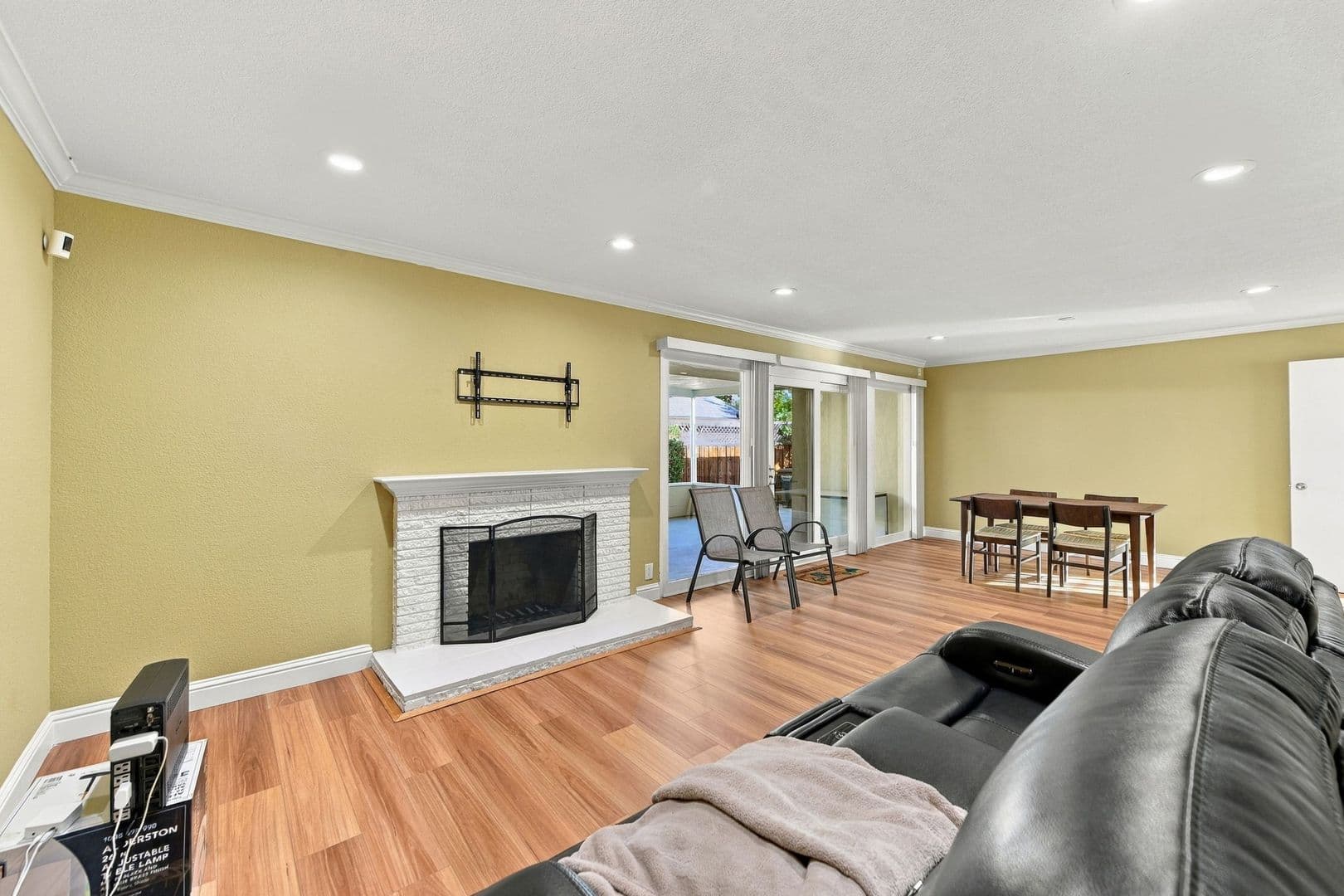 Sunnyvale House: 843 Azure St