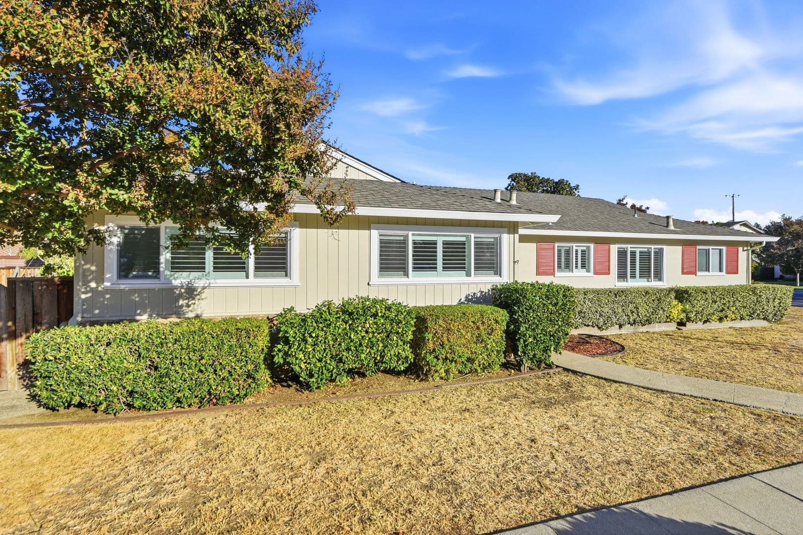 Sunnyvale House: 843 Azure St