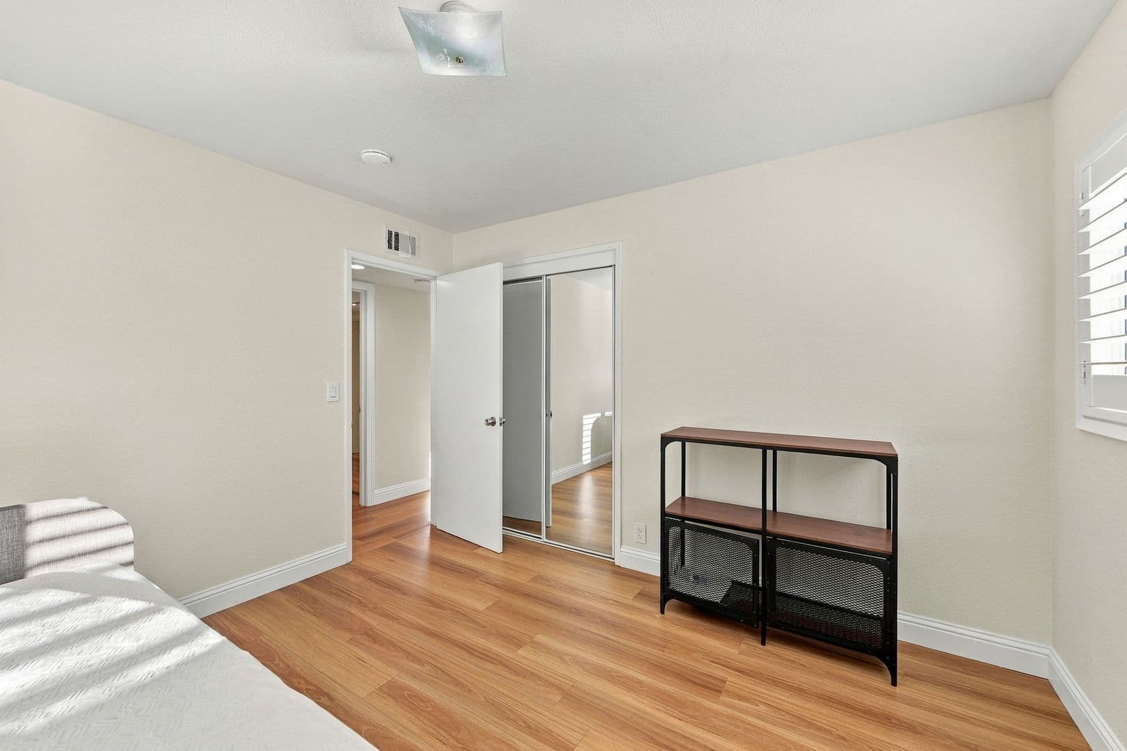 Sunnyvale House: 843 Azure St