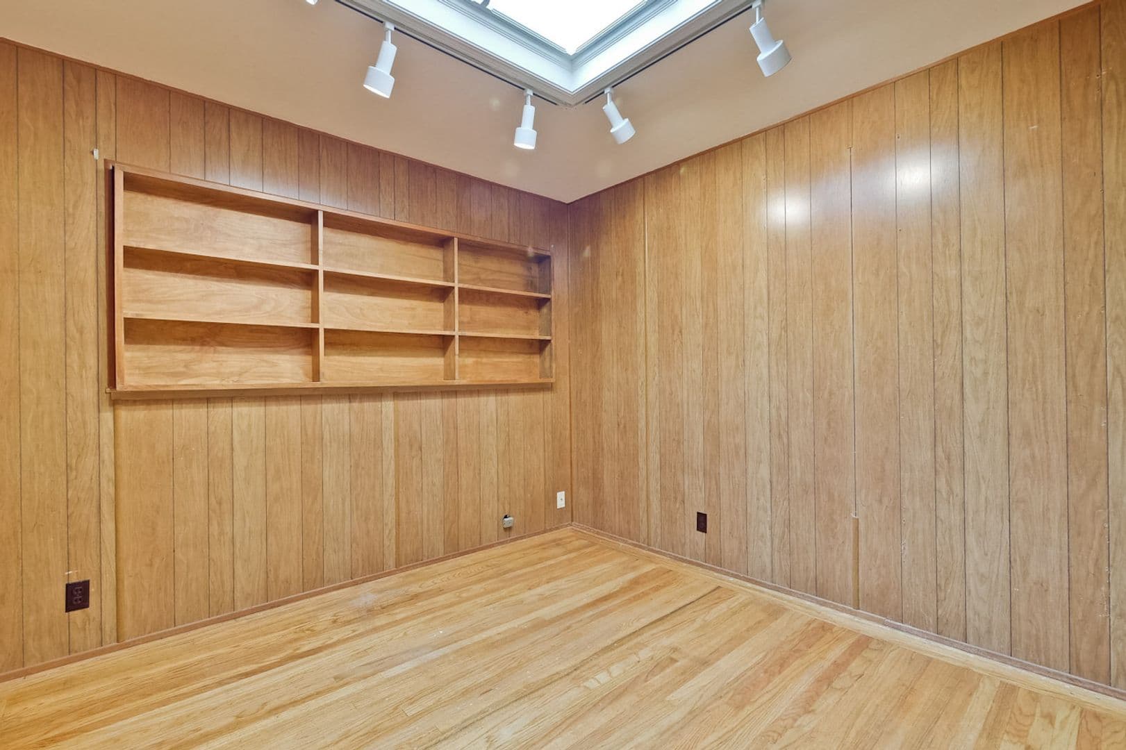 Santa Clara House: 160 Kit Carson Ct
