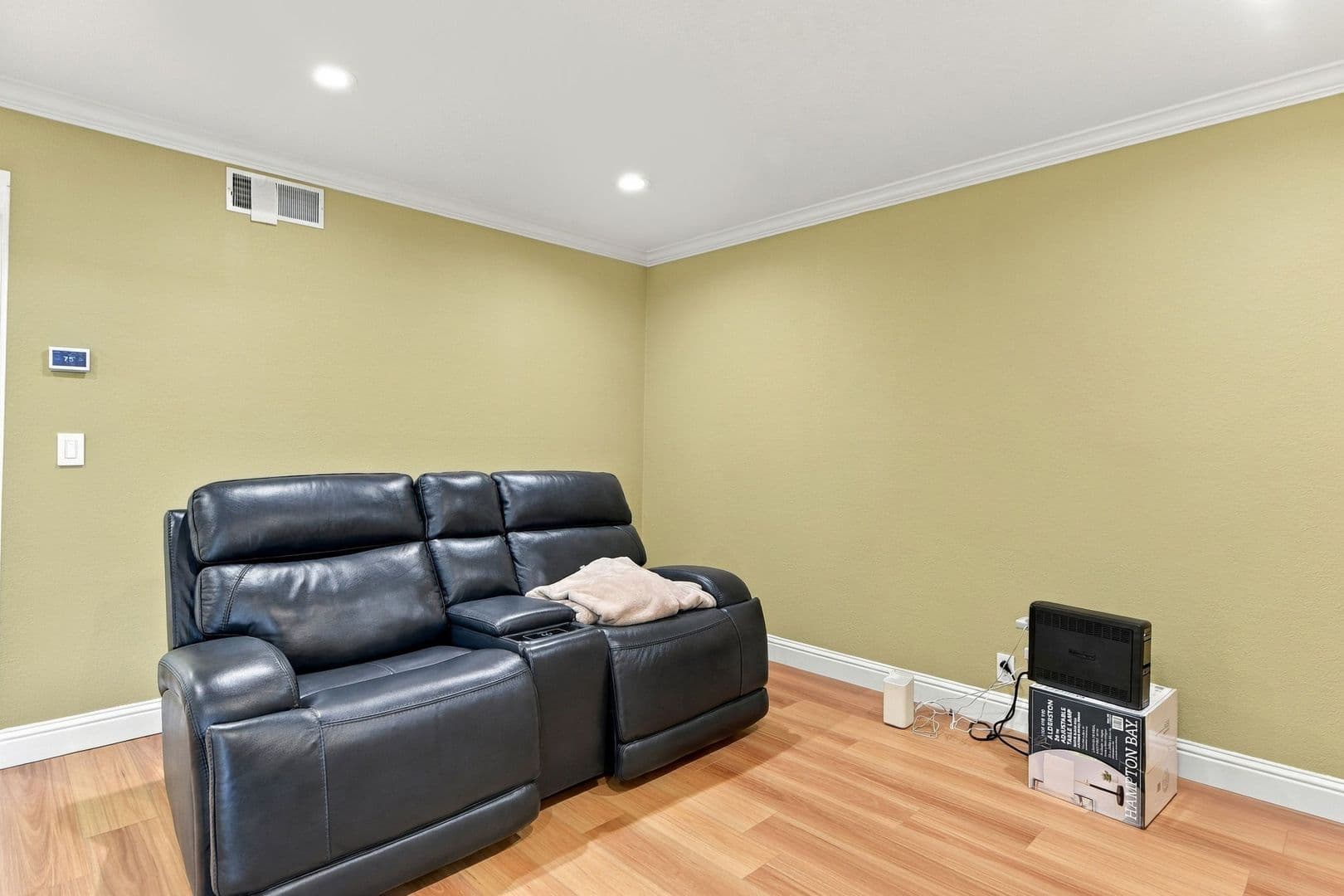 Sunnyvale House: 843 Azure St