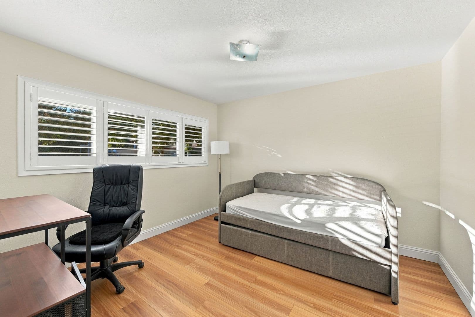 Sunnyvale House: 843 Azure St