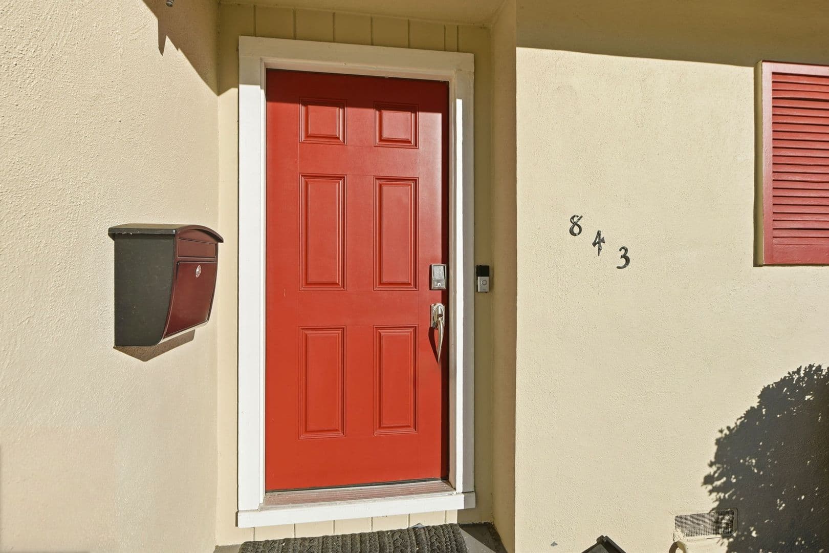 Sunnyvale House: 843 Azure St