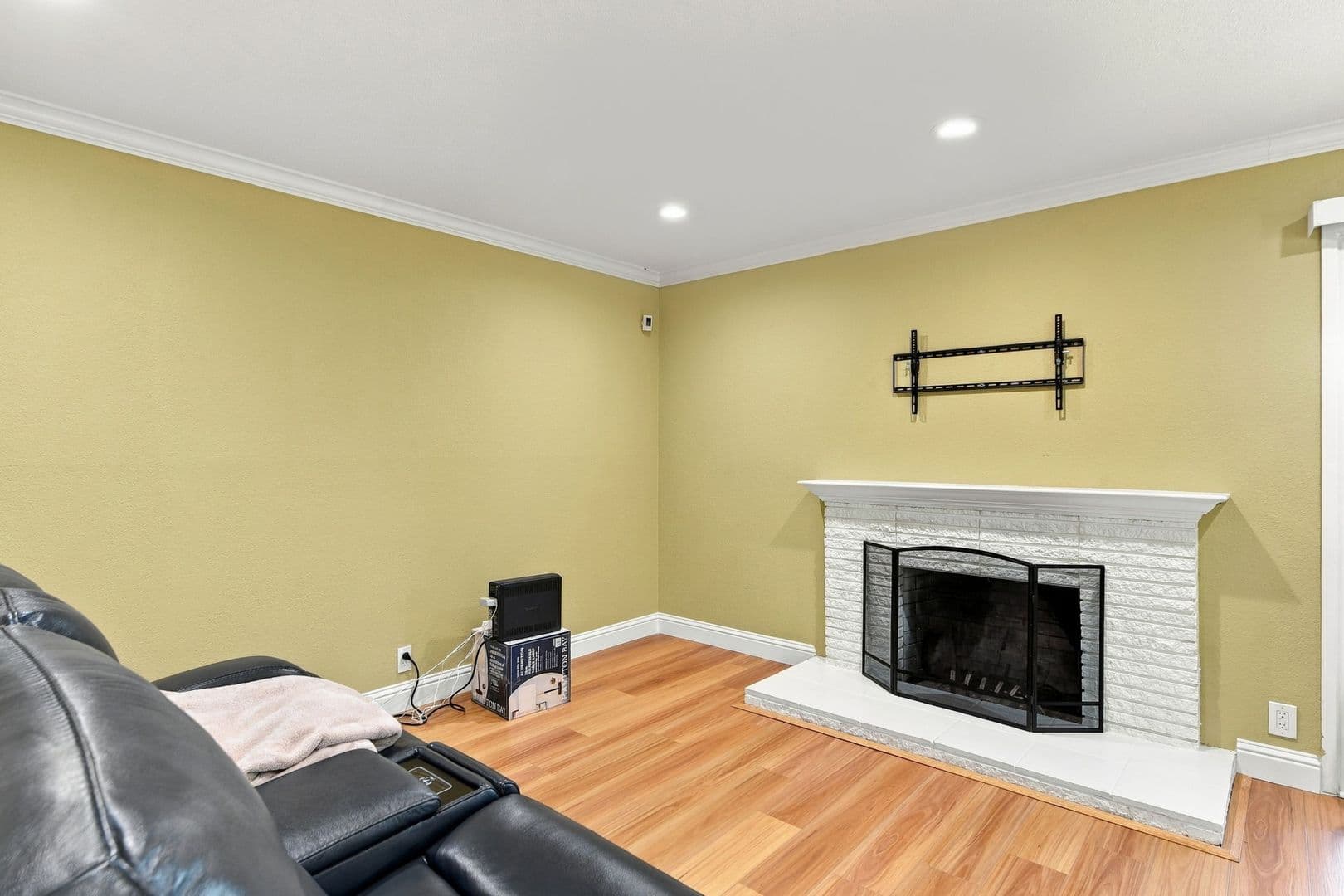 Sunnyvale House: 843 Azure St