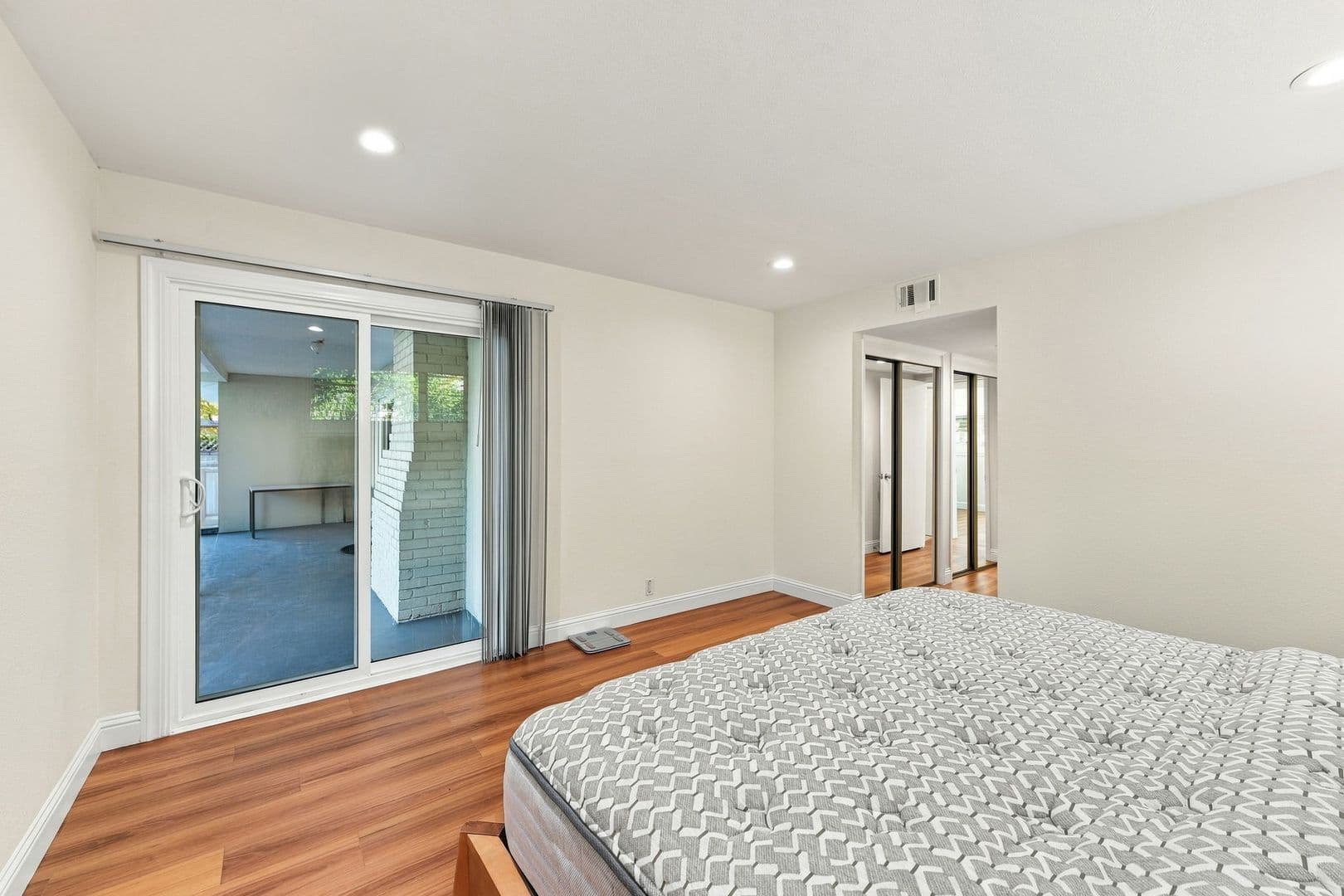 Sunnyvale House: 843 Azure St