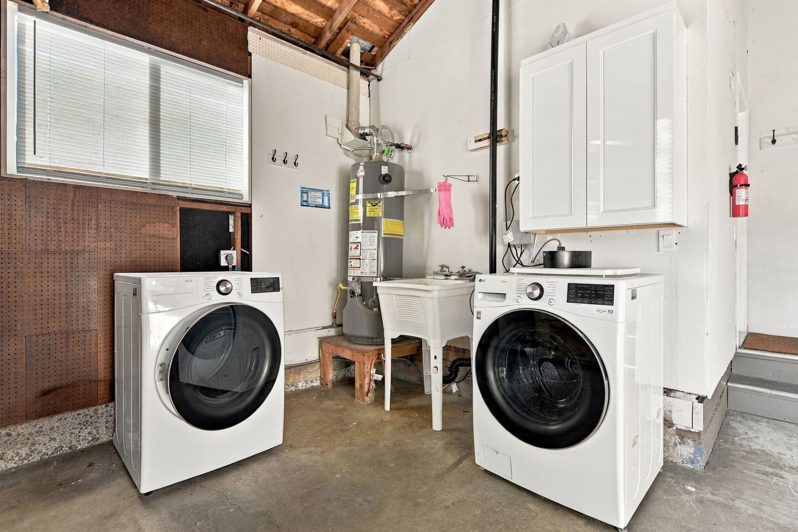 Sunnyvale House: 843 Azure St