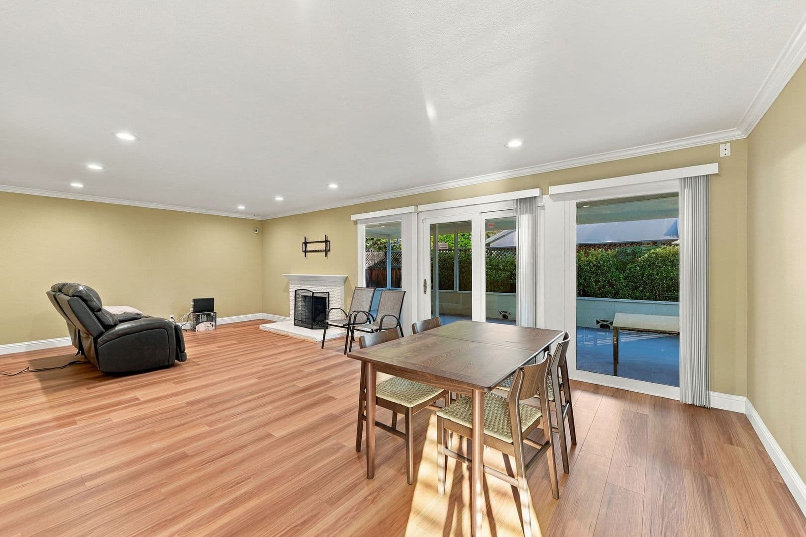 Sunnyvale House: 843 Azure St