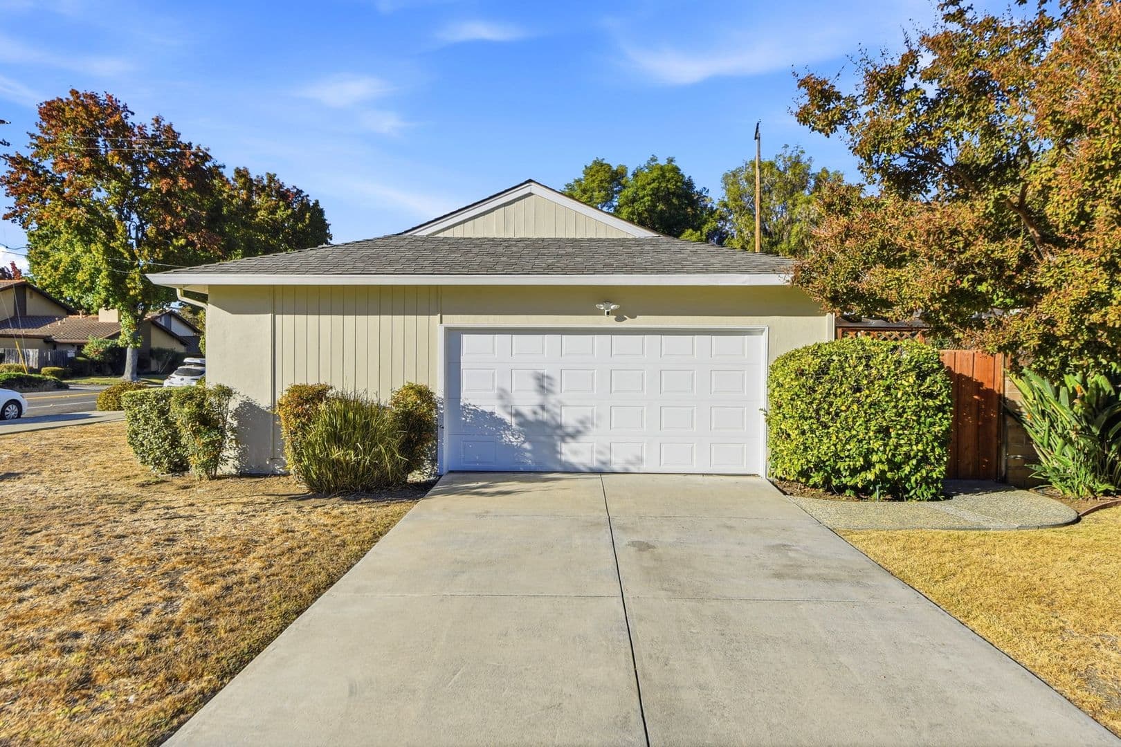 Sunnyvale House: 843 Azure St