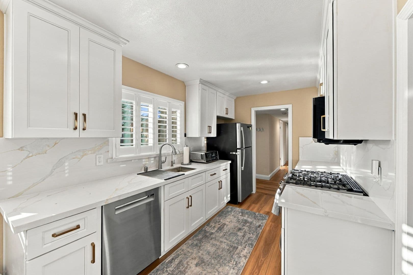 Sunnyvale House: 843 Azure St