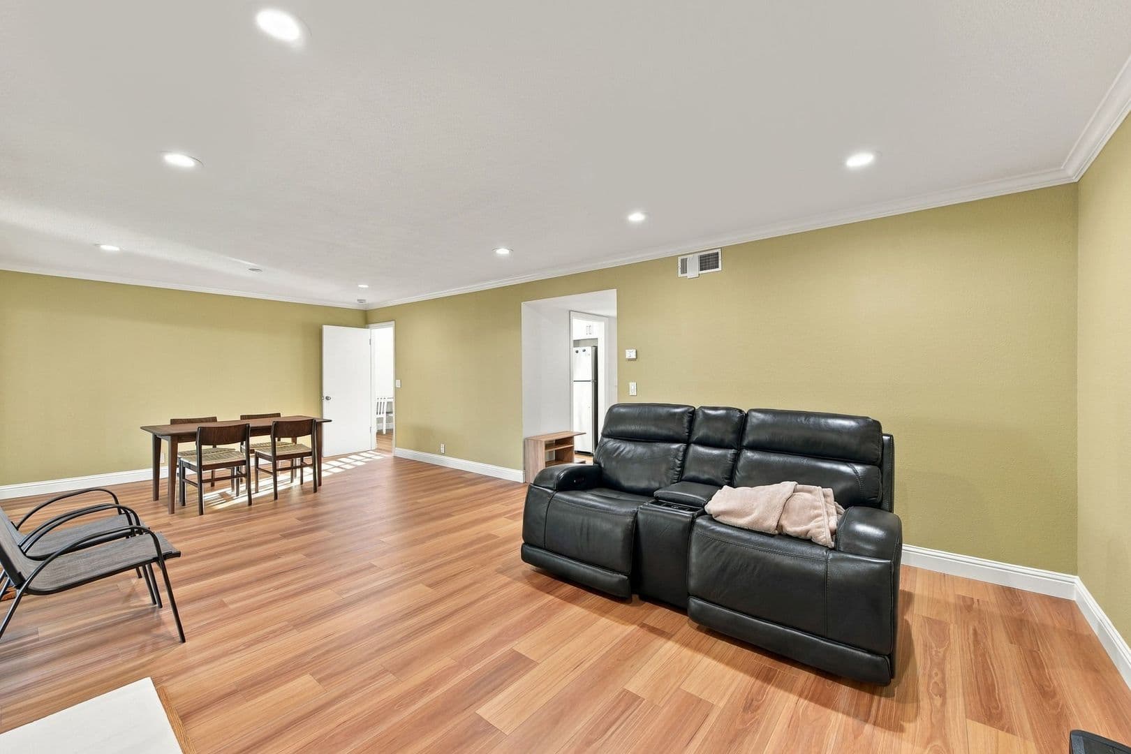 Sunnyvale House: 843 Azure St