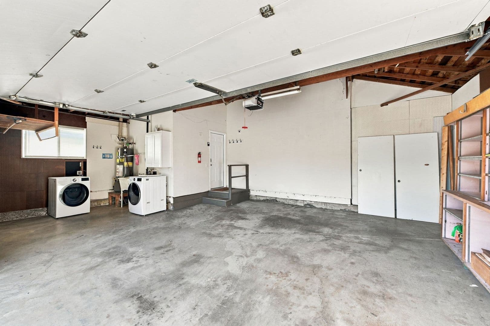 Sunnyvale House: 843 Azure St