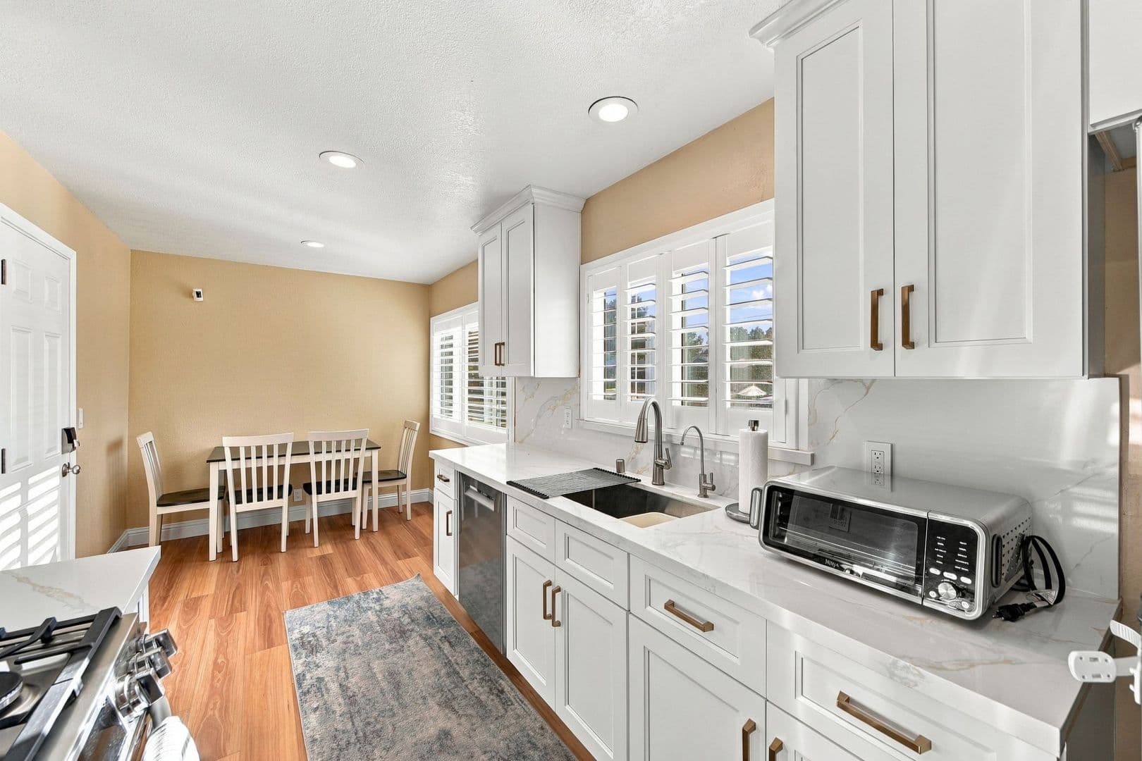 Sunnyvale House: 843 Azure St