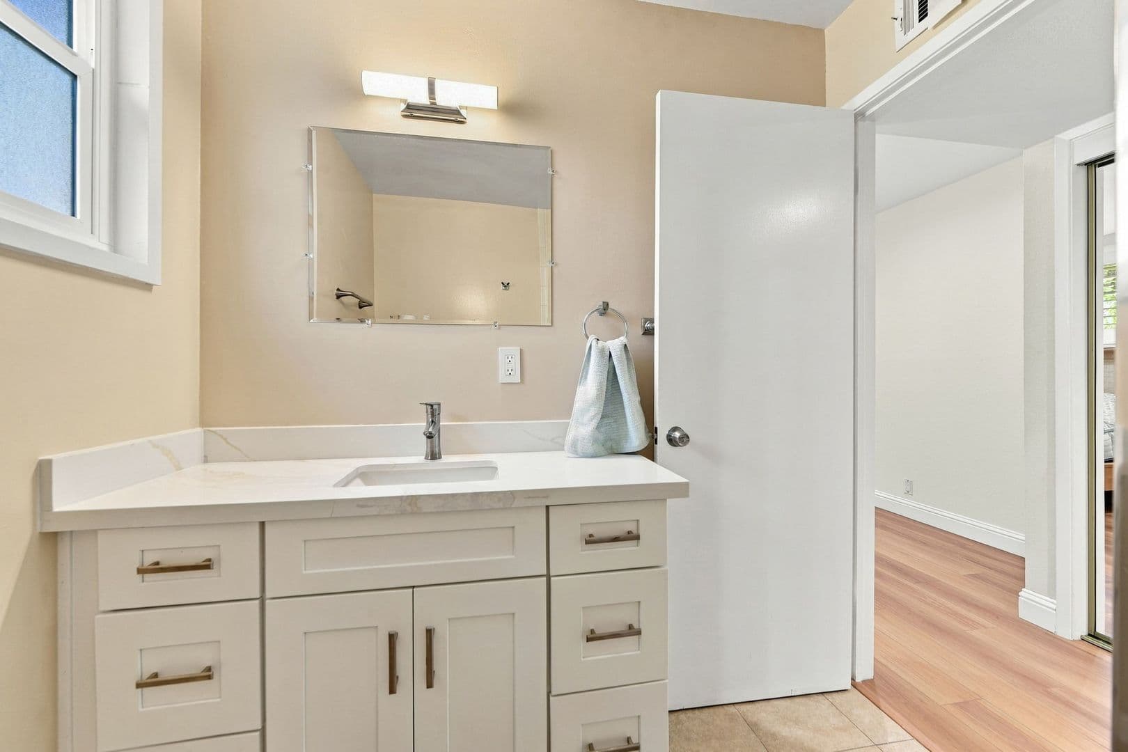 Sunnyvale House: 843 Azure St