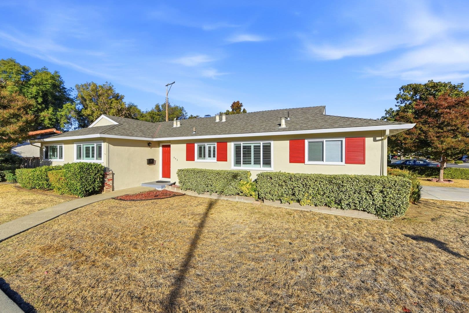 Sunnyvale House: 843 Azure St