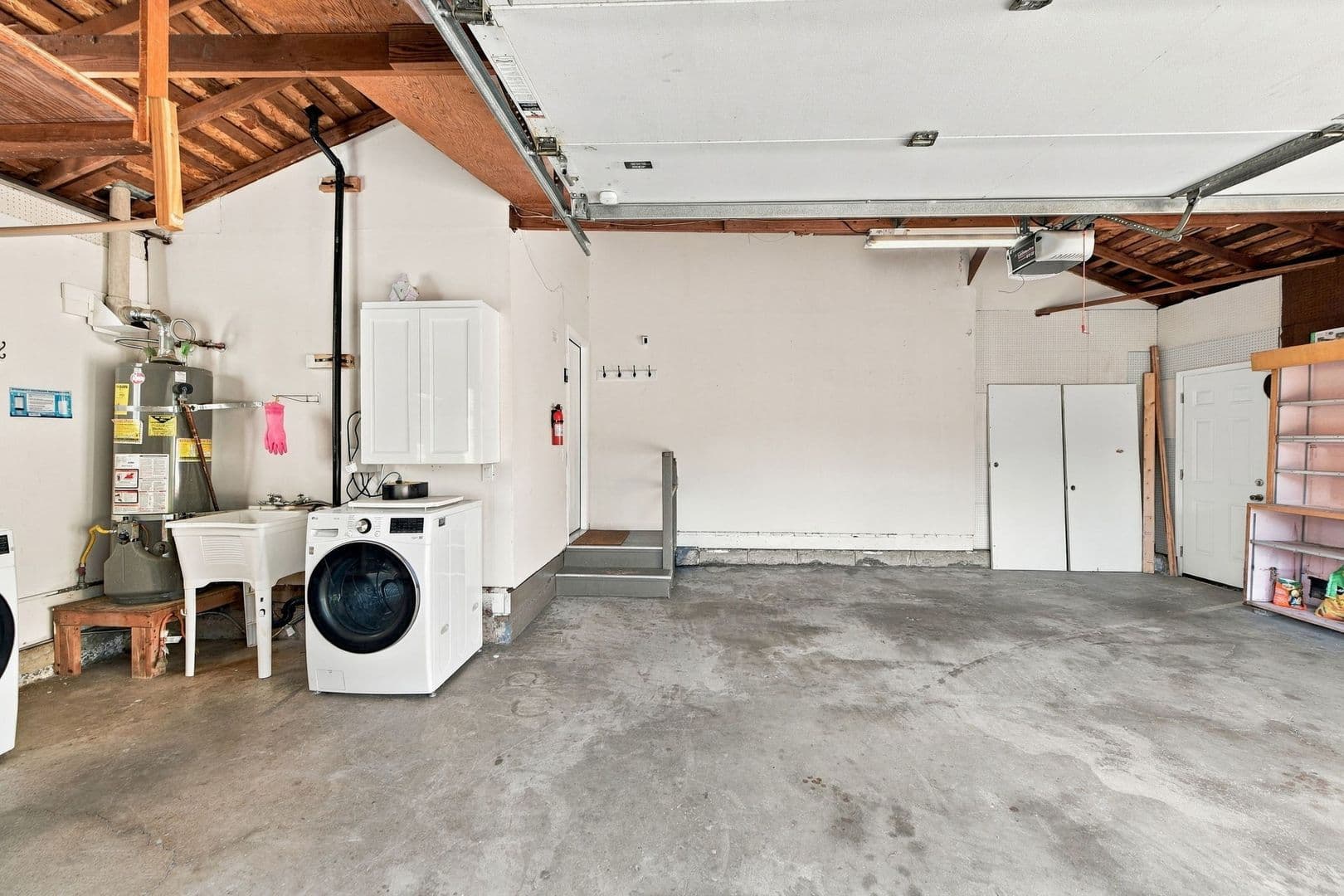 Sunnyvale House: 843 Azure St