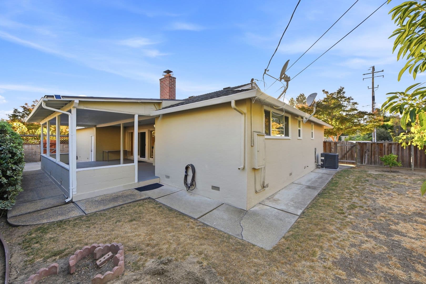 Sunnyvale House: 843 Azure St