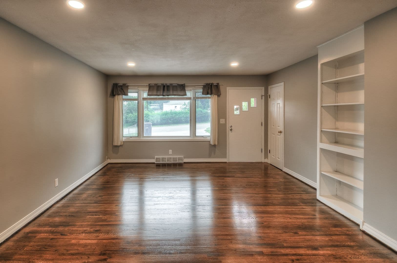 Omaha House: 5415 Poppleton Ave.