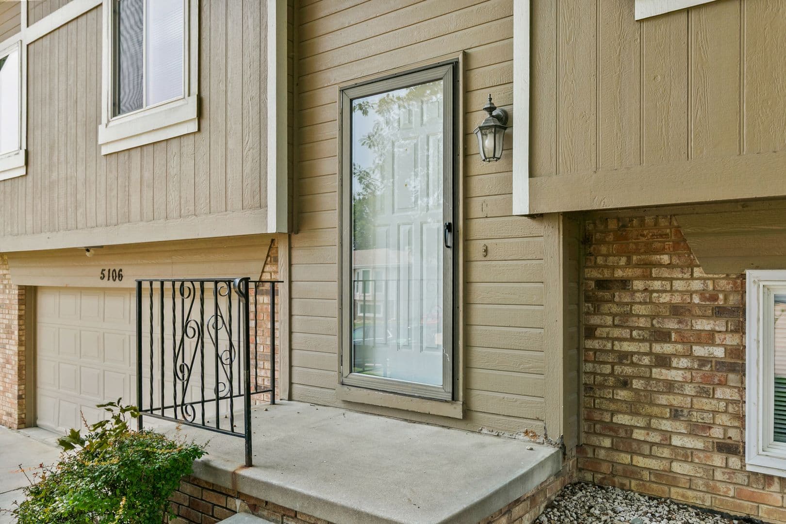 Omaha House: 5106 N 128th St