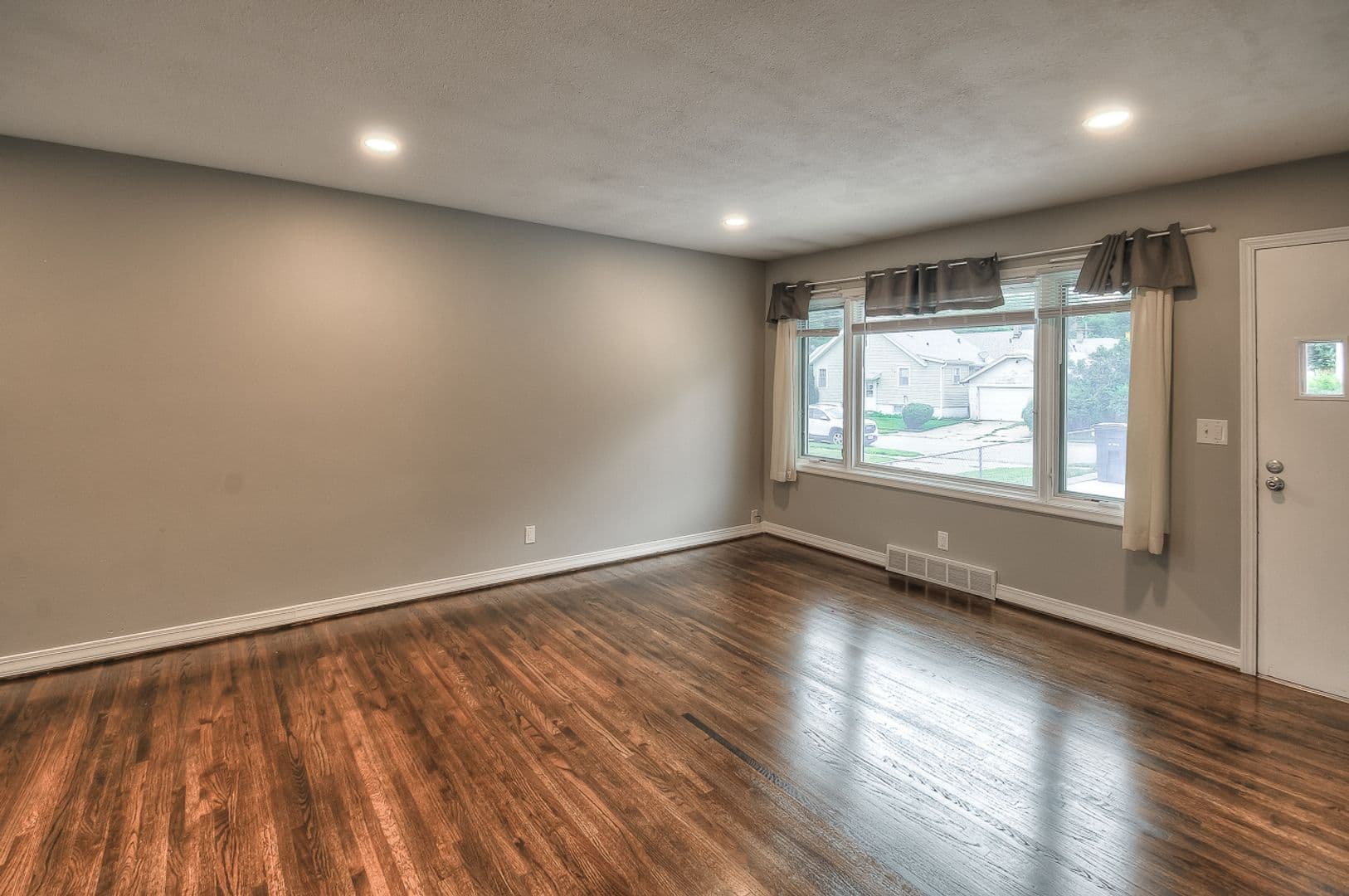 Omaha House: 5415 Poppleton Ave.
