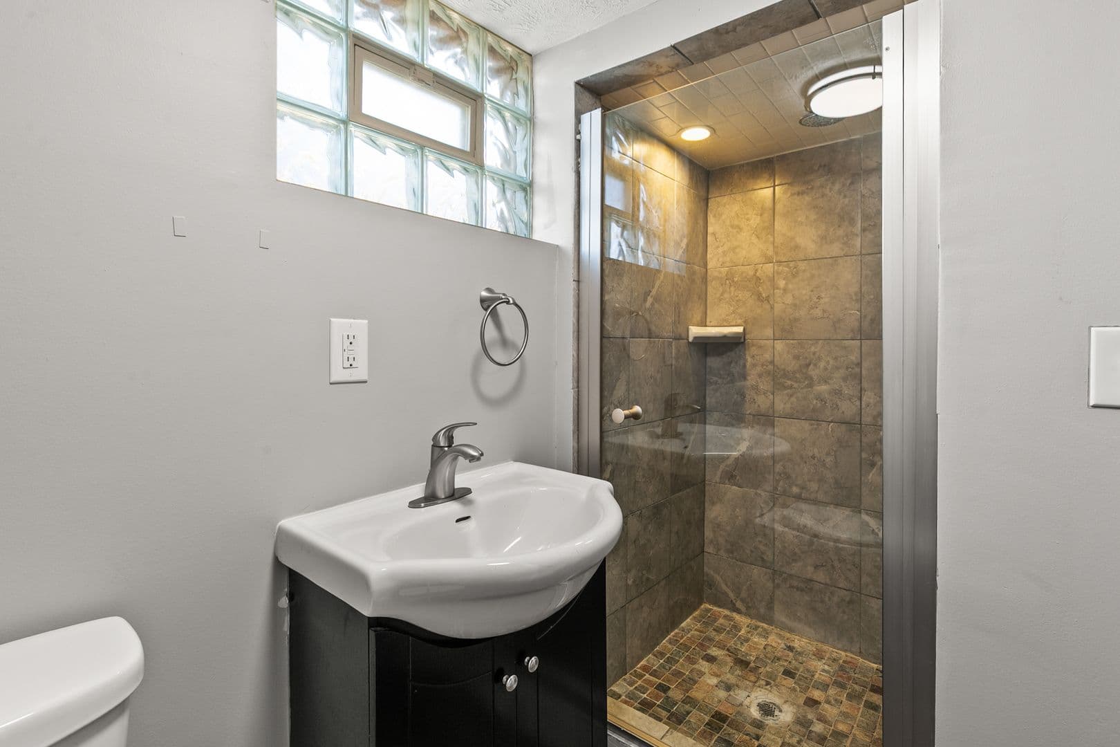 Omaha House: 6352 Poppleton Ave.