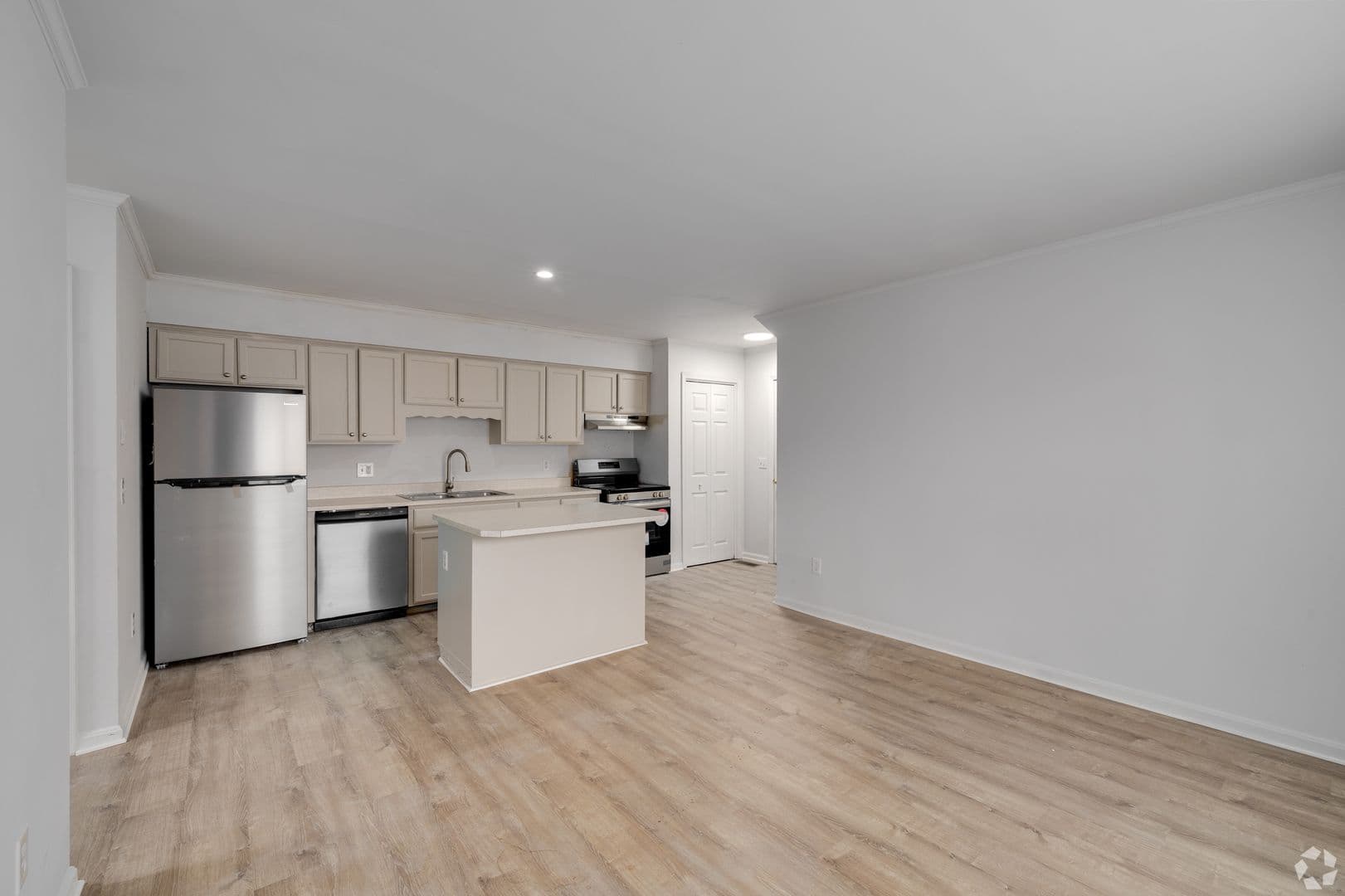 Greenwood Apartment: 101 Seachase Lane