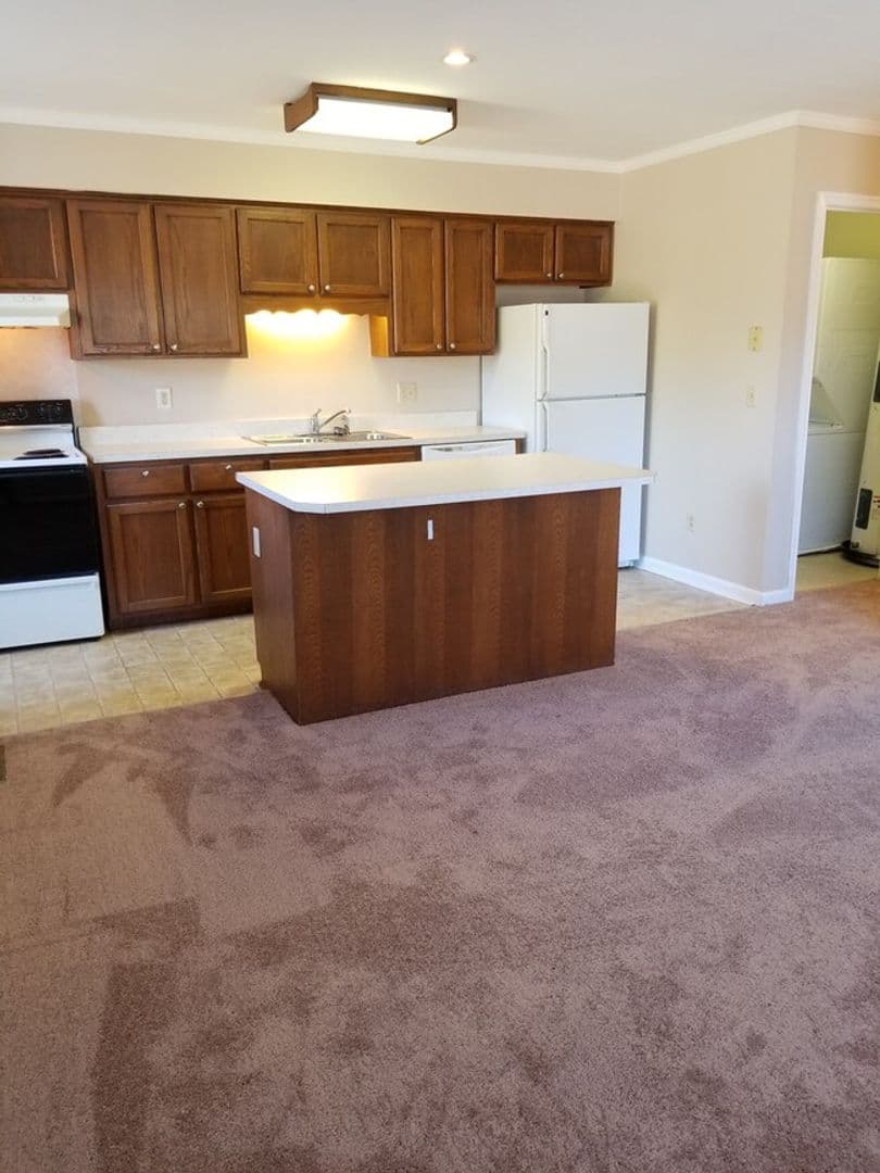 Greenwood Apartment: 101 Seachase Lane