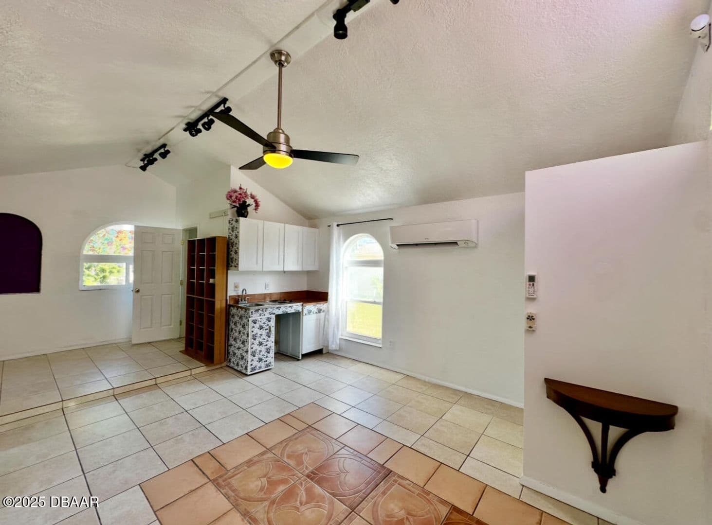 Daytona Beach House: 1104 Jacaranda Ave