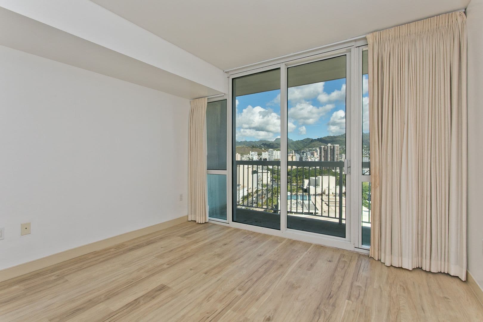 Honolulu Condo: 909 Kapiolani Blvd #2408
