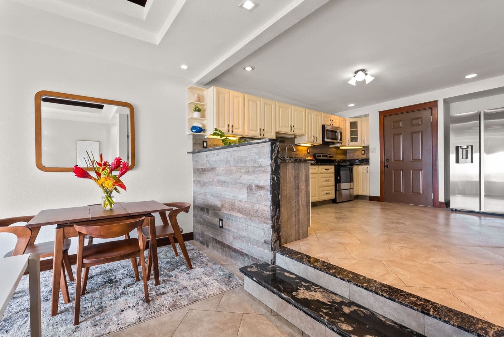 Honolulu House: 5017 Kalanianaole Hwy