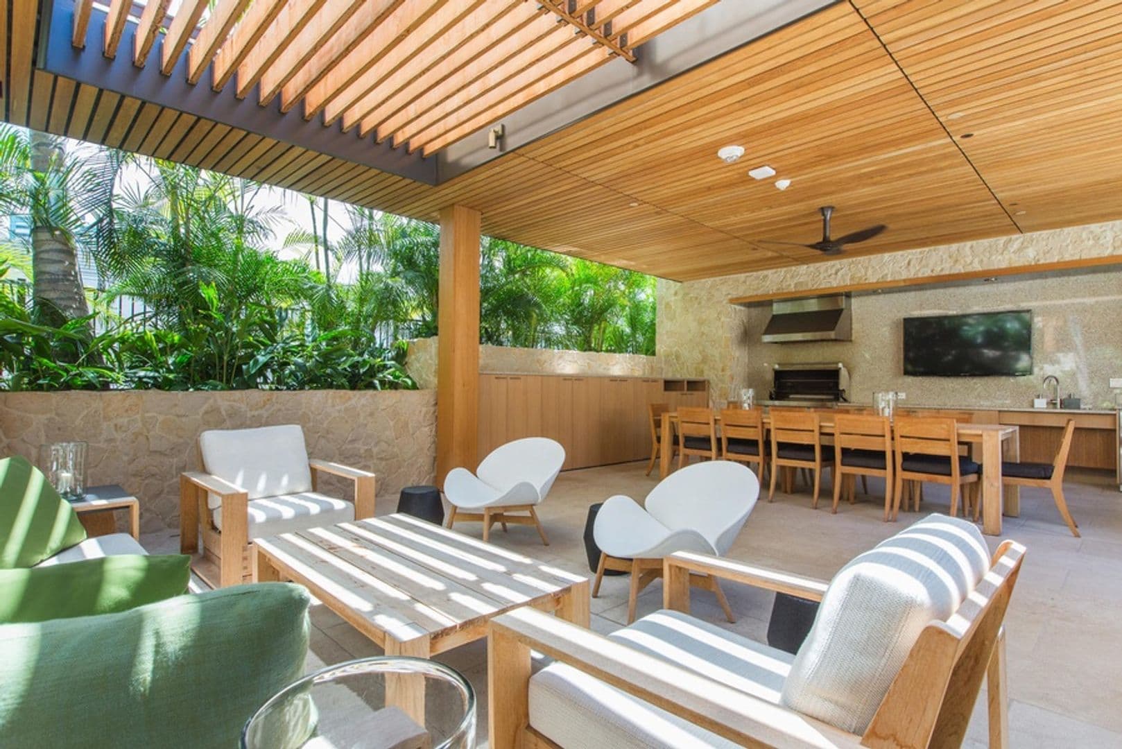 Honolulu House: 1388 Ala Moana Boulevard