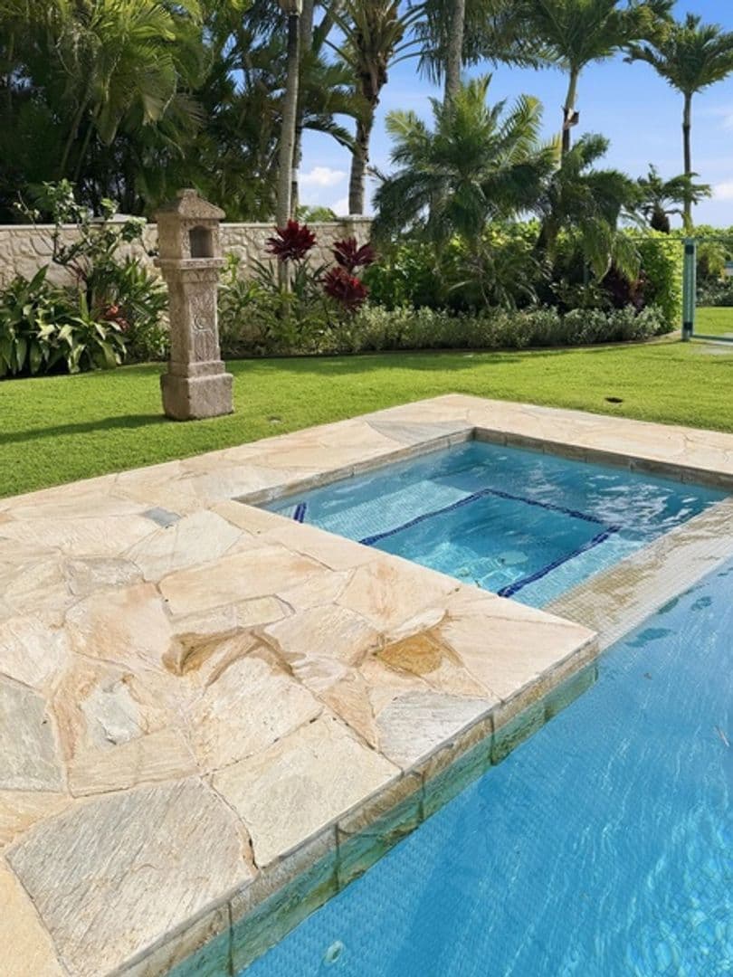Honolulu House: 221 Portlock Road