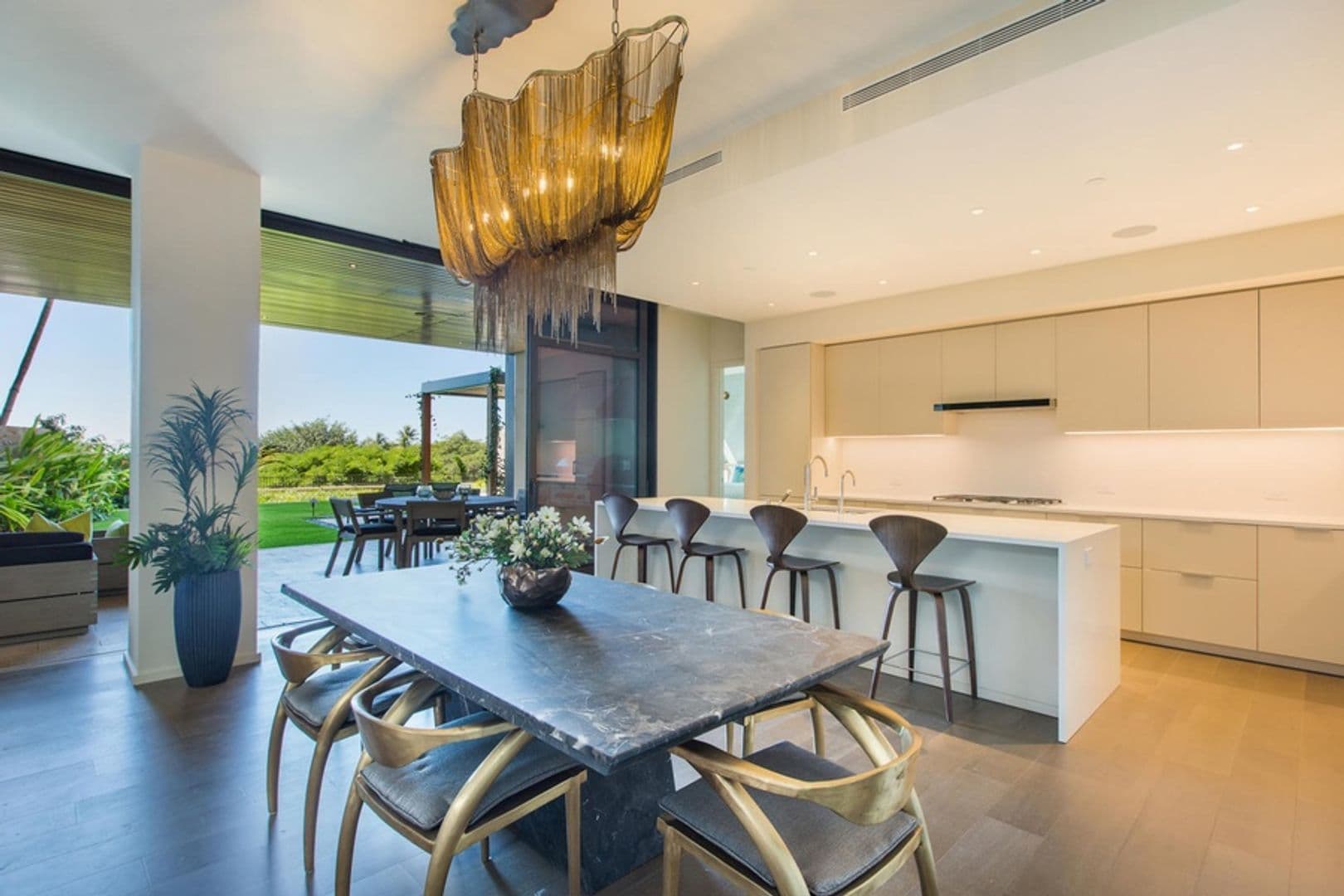 Honolulu House: 1388 Ala Moana Boulevard