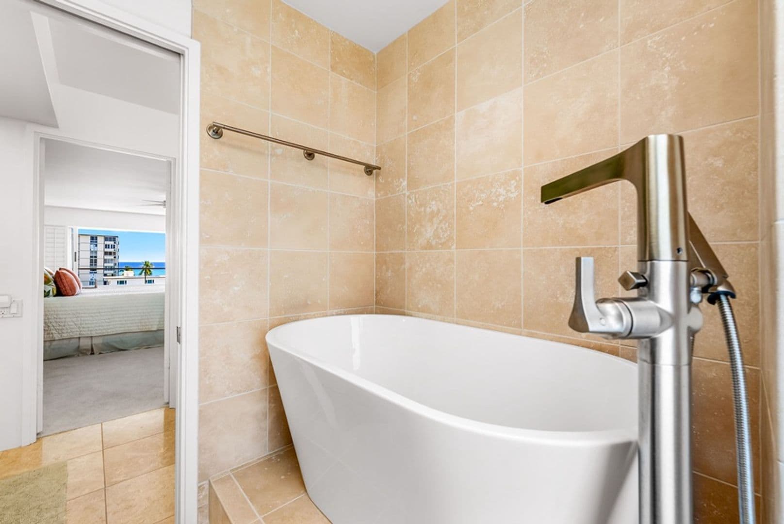 Honolulu House: 2895 Kalakaua Avenue